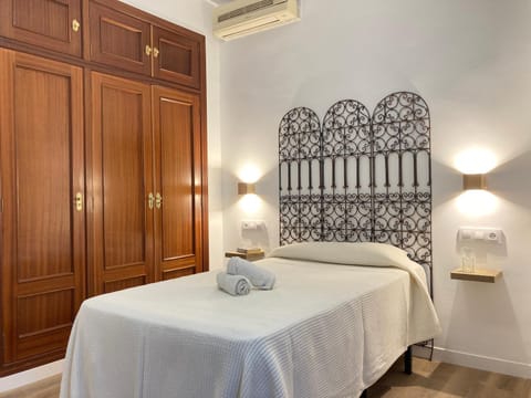 Bed, Photo of the whole room, Bedroom, wardrobe, air conditioner