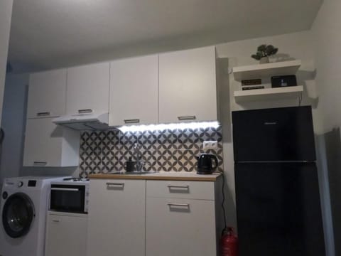 Kitchen or kitchenette, locker, pet friendly, stove, washing machine