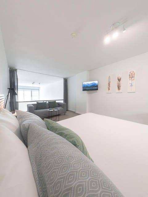 Bed, TV and multimedia, Bedroom