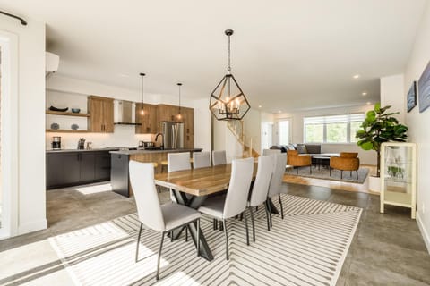 Kitchen or kitchenette, Living room, Dining area, pet friendly, stove