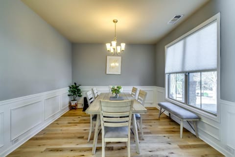 Decorative detail, Seating area, Dining area, Food, Dinner, heating, air conditioner