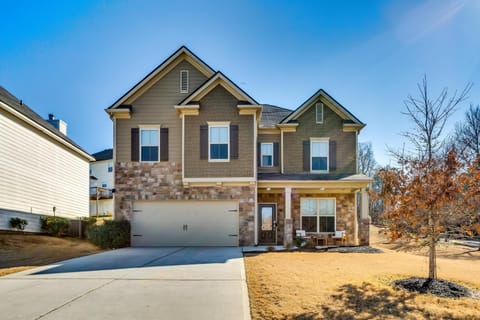 Property building, Patio, Facade/entrance, Neighbourhood, Natural landscape, Garden view, Street view, Location, Family, Quiet street view, Parking