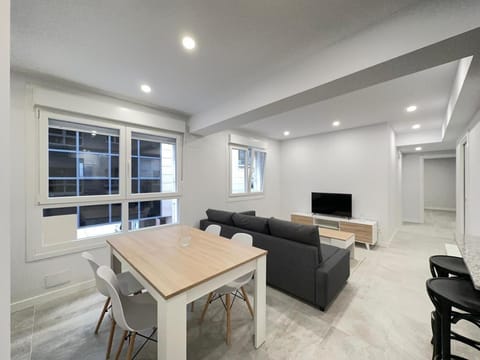 TV and multimedia, Living room, Seating area, Dining area