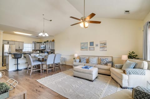 Myrtle Beach Condo with Large Balcony and Pool Access Apartment in Socastee