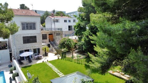 Property building, Day, Neighbourhood, Natural landscape, Garden, Balcony/Terrace, Garden view