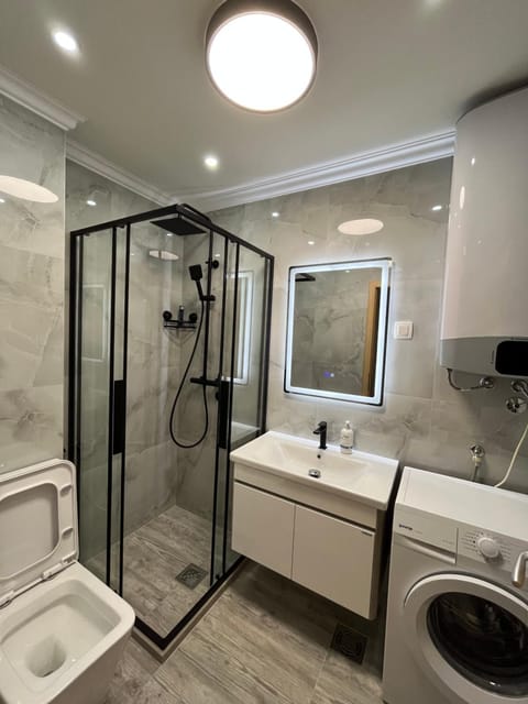 Shower, Toilet, Bathroom, towels, washing machine