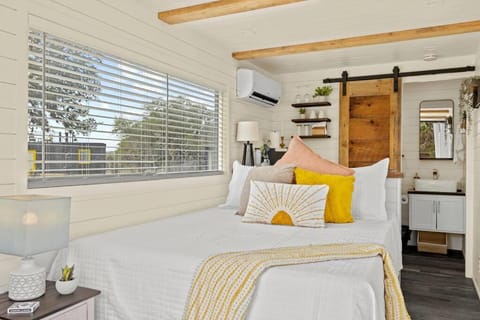 New The Sunrise Cozy Container Home House in Fredericksburg