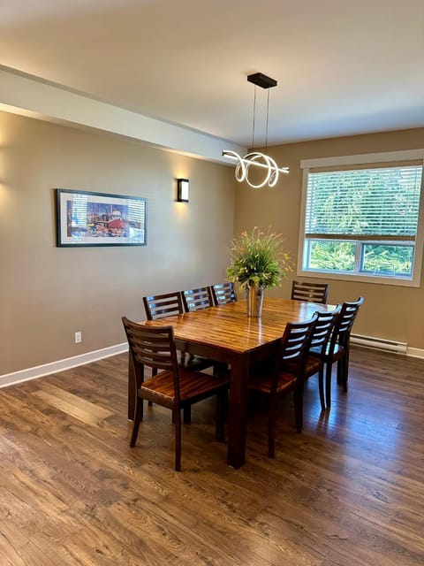 Sooke Harbour Penthouse - Luxurious 4 Bdrm Rental House in Vancouver Island