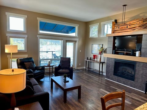 Sooke Harbour Penthouse - Luxurious 4 Bdrm Rental House in Vancouver Island