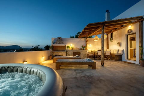 Property building, Patio, Night, Natural landscape, Hot Tub, Mountain view, sunbed
