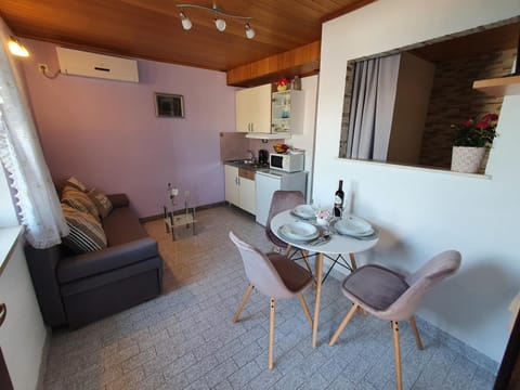 TV and multimedia, Kitchen or kitchenette, Living room, Seating area, Dining area
