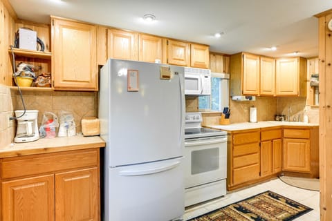 Harrison Cabin with Fire Pit and Elbow Lake Access! Cabin in Michigan