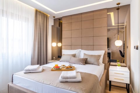 Bed, Food and drinks, Photo of the whole room, Bedroom, towels
