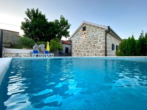 Property building, Day, Pool view, Swimming pool, sunbed