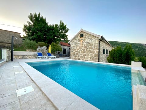 Property building, Day, Natural landscape, Mountain view, Pool view, Swimming pool, sunbed