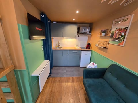 Kitchen or kitchenette, Living room, Seating area, stove