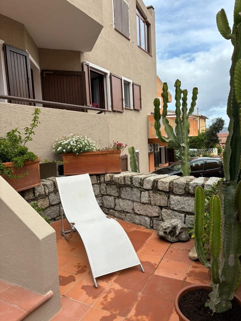 Property building, Patio, Spring, Day, Garden, View (from property/room), Balcony/Terrace, Garden view, sunbed