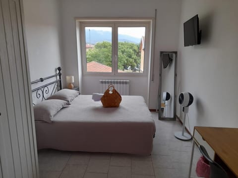 Bed, TV and multimedia, Photo of the whole room, Bedroom, Mountain view