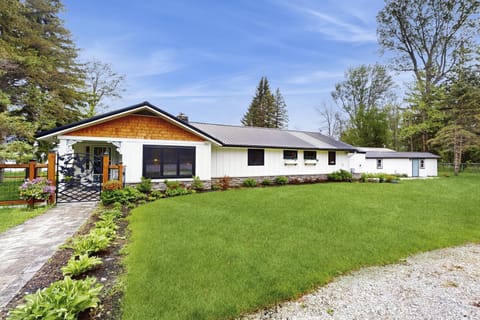 Shore Acres House in Isle La Motte