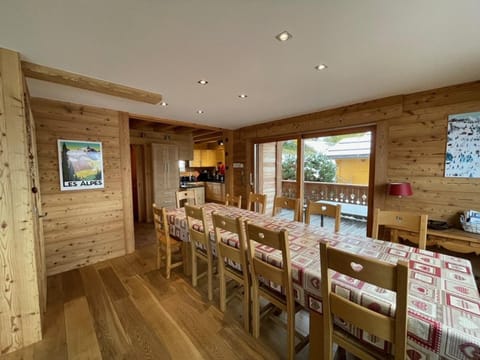 Confortable chalet 12 personnes avec WiFi et parking, près des pistes - FR-1-733-25 Chalet in Haute-Savoie