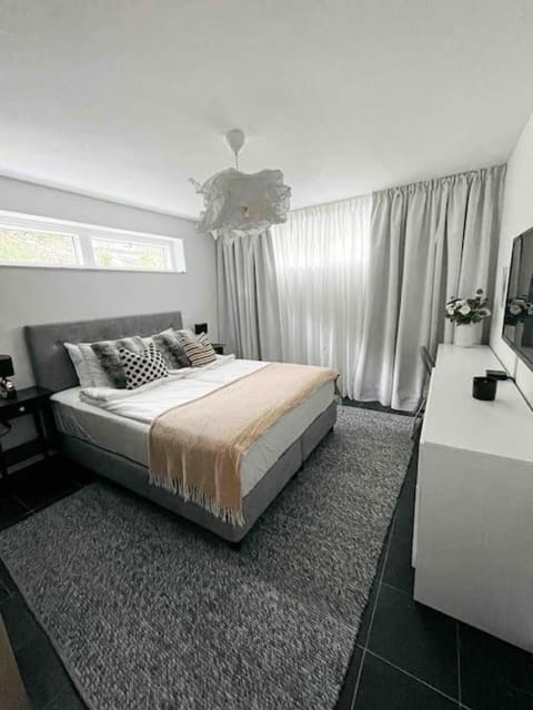 Bed, TV and multimedia, Bedroom