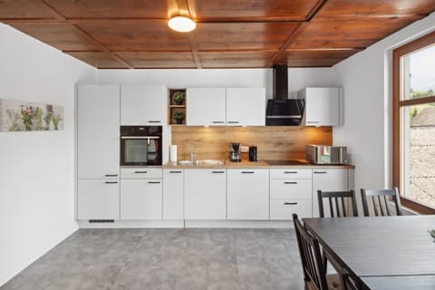 Coffee/tea facilities, Kitchen or kitchenette, Dining area, minibar, pet friendly, stove
