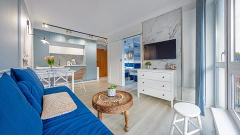 TV and multimedia, Kitchen or kitchenette, Living room, Seating area, Dining area