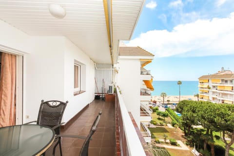 Property building, Patio, Balcony/Terrace, Seating area, Sea view