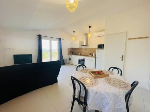 Kitchen or kitchenette, Dining area, minibar, pet friendly, stove
