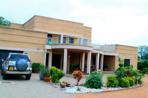 Property building, Facade/entrance, Garden, Parking