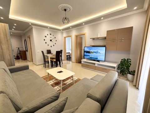 TV and multimedia, Kitchen or kitchenette, Living room, Seating area, Dining area