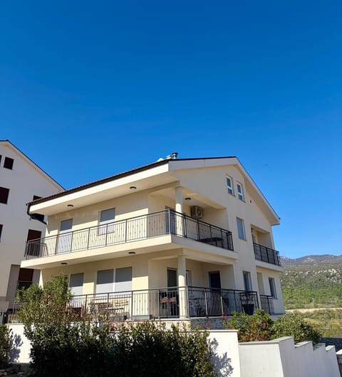 Property building, Patio, Day, Neighbourhood, Natural landscape, BBQ facilities, View (from property/room), Balcony/Terrace, City view, Mountain view, Sea view, Location, Parking