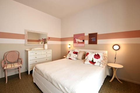 Bed, Photo of the whole room, Bedroom, hair dresser