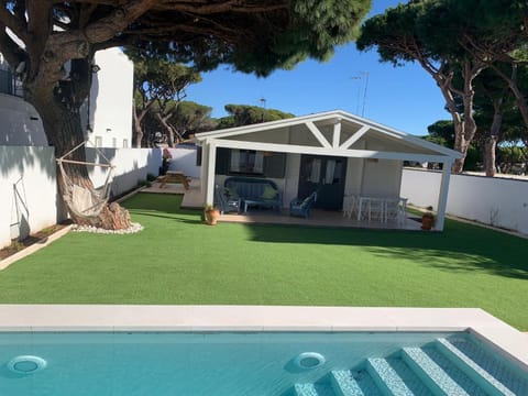 Property building, Garden, Garden view, Swimming pool