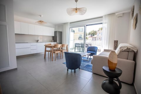 Kitchen or kitchenette, Living room, Seating area, Dining area