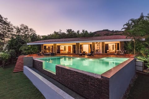 Property building, Facade/entrance, Day, Natural landscape, Garden, Garden view, Pool view, Swimming pool, sunbed