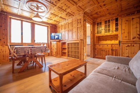 Communal lounge/ TV room, TV and multimedia, Dining area