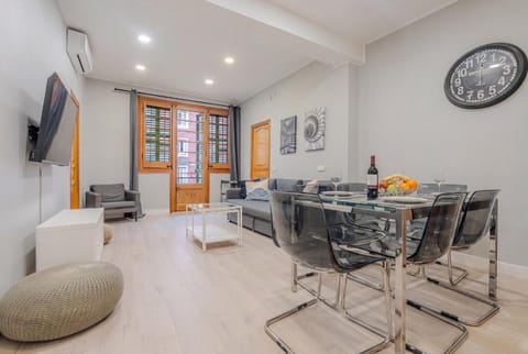 TV and multimedia, Living room, Seating area, Dining area