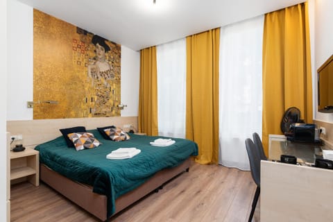 Photo of the whole room, Bedroom, fireplace, hair dresser, towels