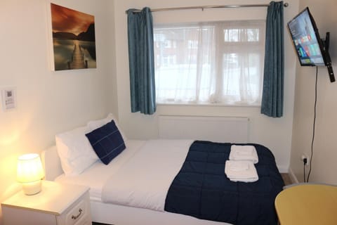 Bed, TV and multimedia, Bedroom, towels