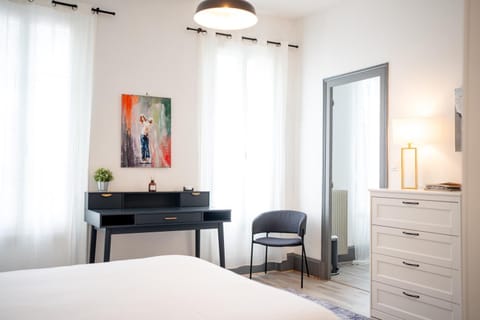 Photo of the whole room, Bedroom