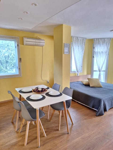 Living room, Seating area, Dining area, air conditioner