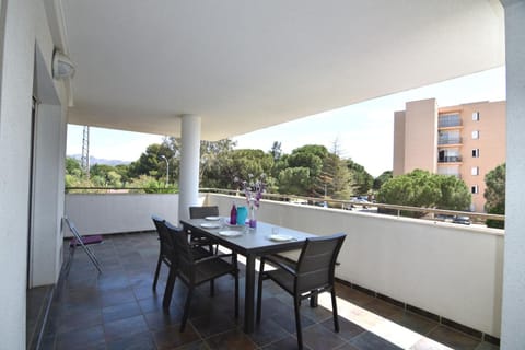 View (from property/room), Balcony/Terrace, Dining area