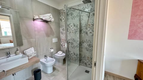 Shower, Toilet, Bathroom, bidet, towels