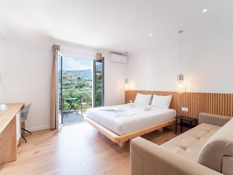 Bed, Photo of the whole room, Seating area
