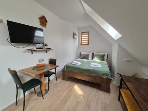 Bed, TV and multimedia, Seating area, Bedroom