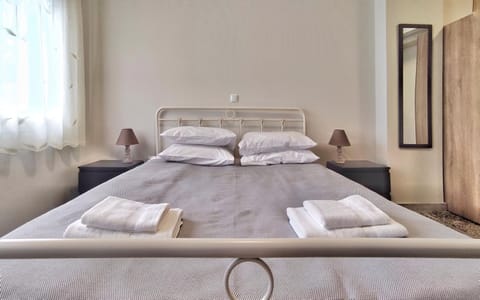Bed, Photo of the whole room, Bedroom, towels