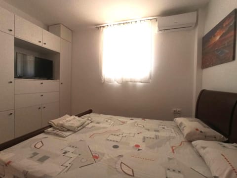 Bed, TV and multimedia, Photo of the whole room, Bedroom, towels, wardrobe, air conditioner