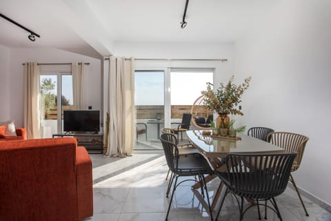 TV and multimedia, Balcony/Terrace, Living room, Seating area, Dining area