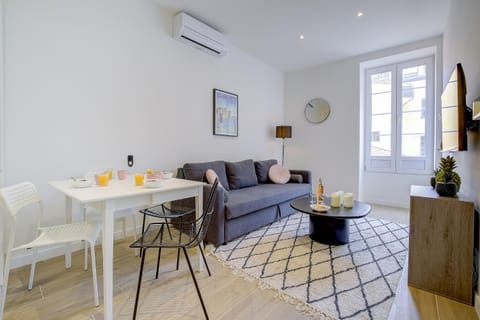 Living room, Seating area, Dining area, air conditioner